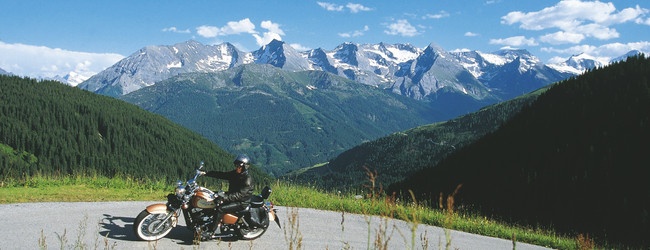 Auf Traumstraßen durch Österreich » 7 » 00000025027 motorrad bei hintertuxtirol oesterreich werbung Fankhauser.jpg.3059095
