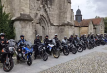 Motorradfahren bildet Gruppenbild