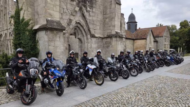 Motorradfahren bildet Gruppenbild