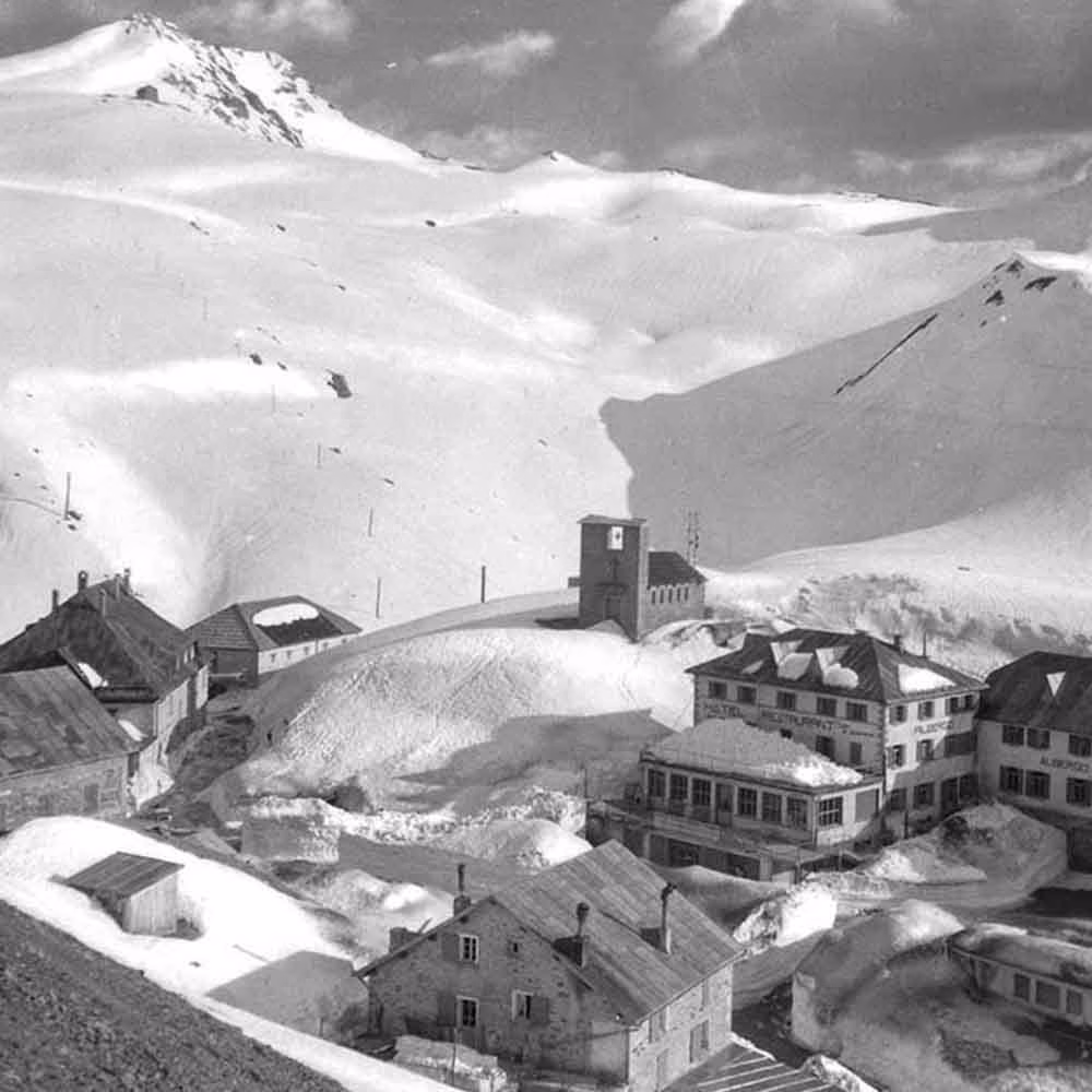 Mythos Stelvio: ein Blick hinter die 82 Kehren » 4 Mythos Stelvio Passhöhe Schwarzweißbild
